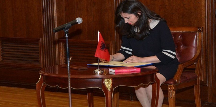 Ministrja e Arsimit pezullon drejtoreshën e DAR-it Vlorë dhe paralajmëron Plarent Ndrecën