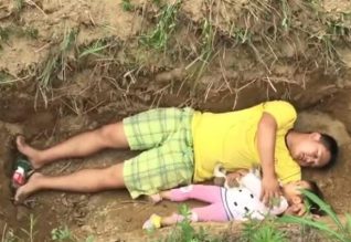 Babai përgatit vajzën për vdekjen