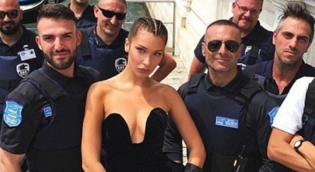 Bella Hadid &#8220;çmend&#8221; policët italianë (FOTO)