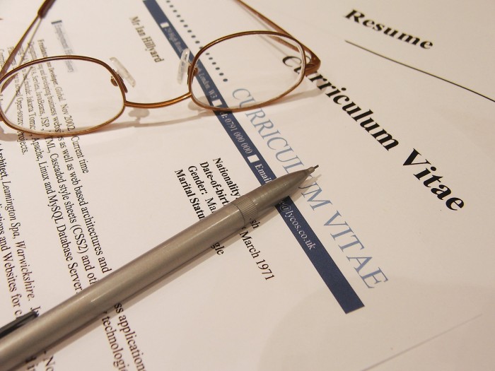 10 shprehje që nuk duhet t’i shkruani kurrë në CV-në tuaj