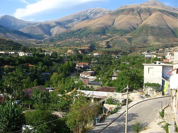 Masakrohet me thikë 20-vjeçari në Delvinë