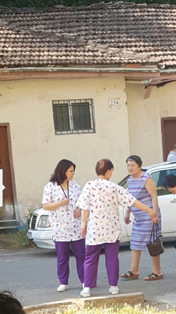 Fotolajm/ Rilindja vesh infermieret e QSUT-së me pantallona mavi