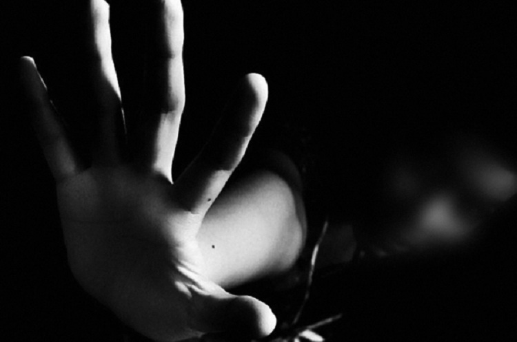 Në Durrës vajza rreh nënën, nusja-vjehrrën dhe burri-gruan