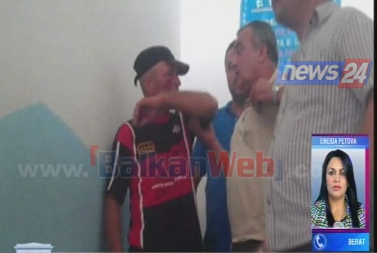 Plas sherri tek qendra e votimit, gjakoset një person (VIDEO)