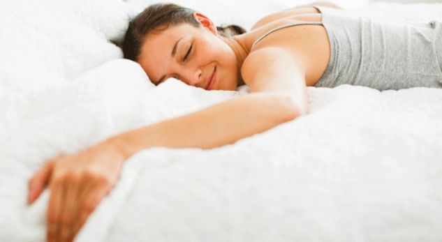 6 mënyrat për të fjetur freskët netëve të nxehta