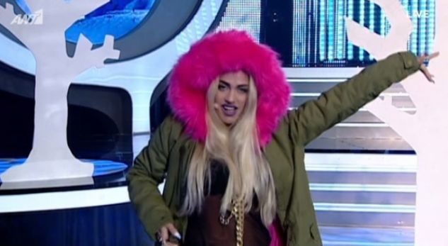 Këngëtarja greke imiton Era Istrefin (VIDEO)