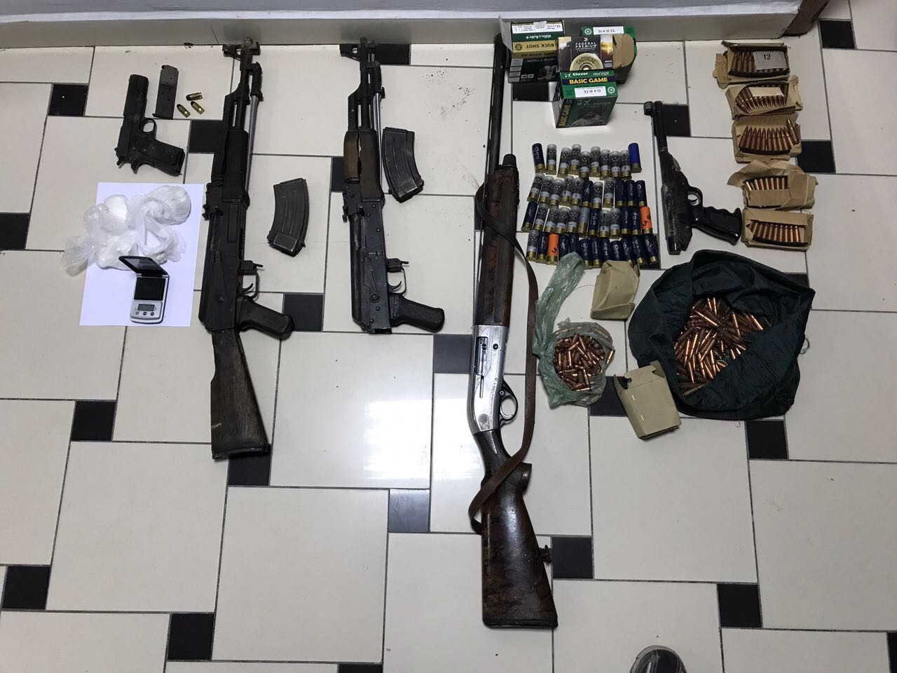 Kokainë dhe armë, shpallet në kërkim shijaksi me “Benz” të blinduar (VIDEO)