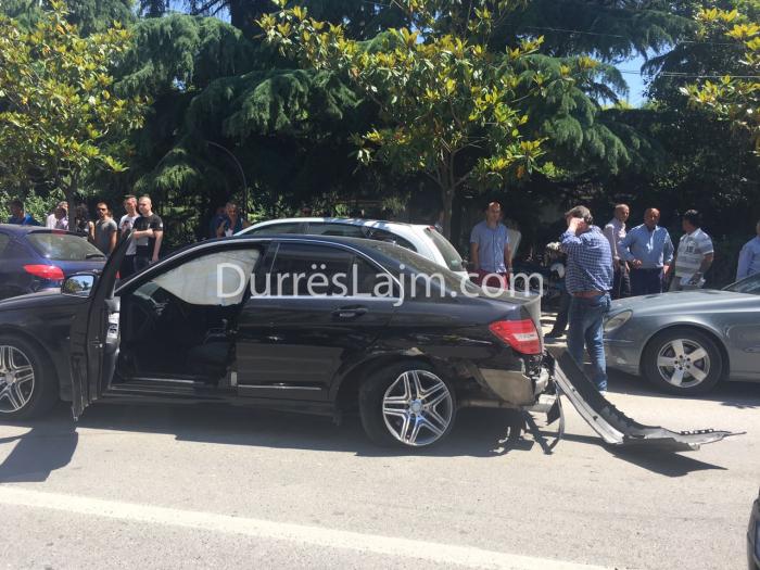Aksident i frikshëm në qendër të Durrësit, përfshihen 4 makina (FOTO)