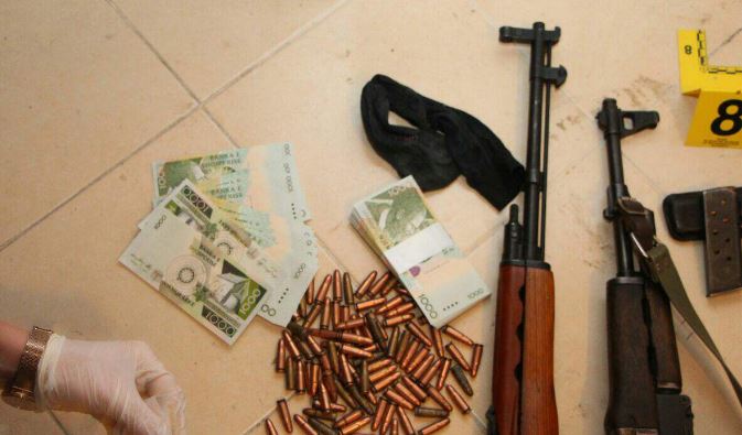Armë, fishekë dhe para, trafikanti kapet me arsenal armësh (VIDEO)
