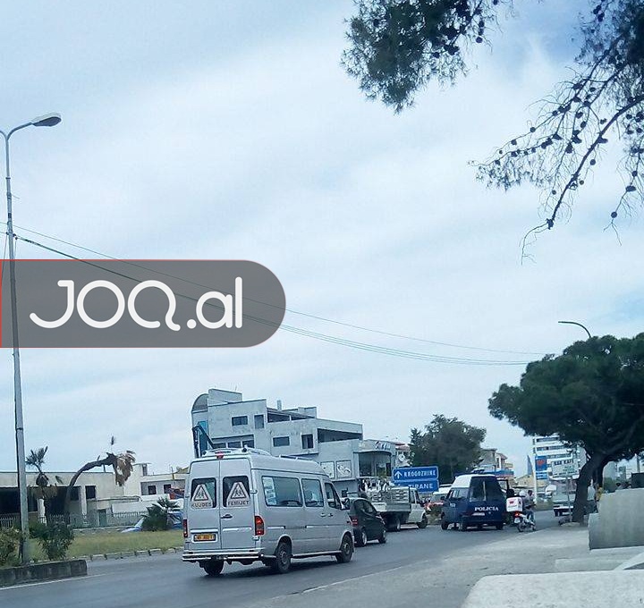 Furgonit i del goma tek Ura e Dajlanit, shpëtojnë policët (FOTO)
