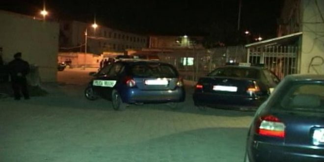 I shpërthen murin e shtëpisë, në kërkim 32-vjeçari nga Fushë-Kruja