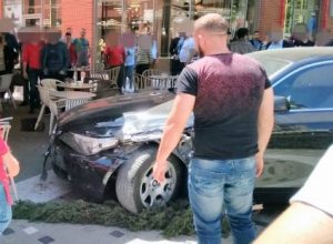 Shoferi futet me makinë në mes të lokalit, tre të plagosur