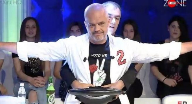 Edi Rama dhe Arian Çani në versionin “Titanik”, shpërthen gallata