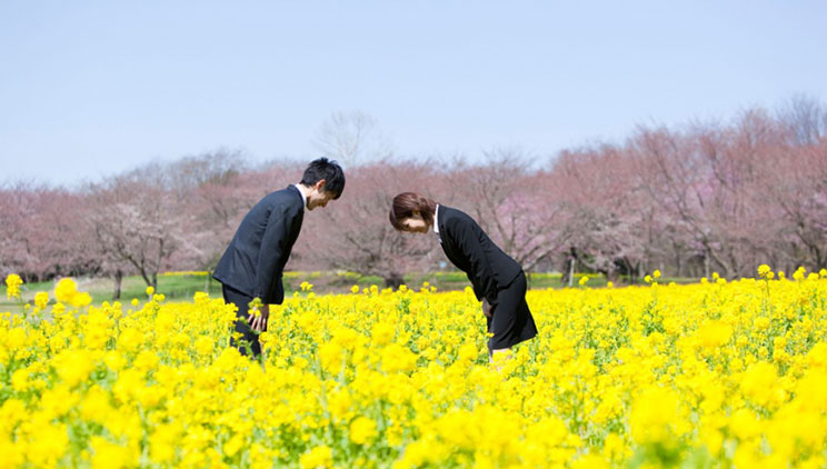 Si përshëndeten njerëzit në vende të ndryshme të botës