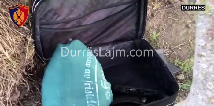 Të rinjtë nga Durrësi me drogë dhe automatik në valixhe, arrestohen (VIDEO)