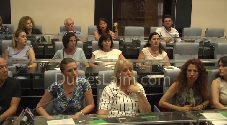 Durrës, bashkia “teston” këshilltarët e LSI, kërkon heqjen e mandatit të njërit prej tyre (VIDEO)