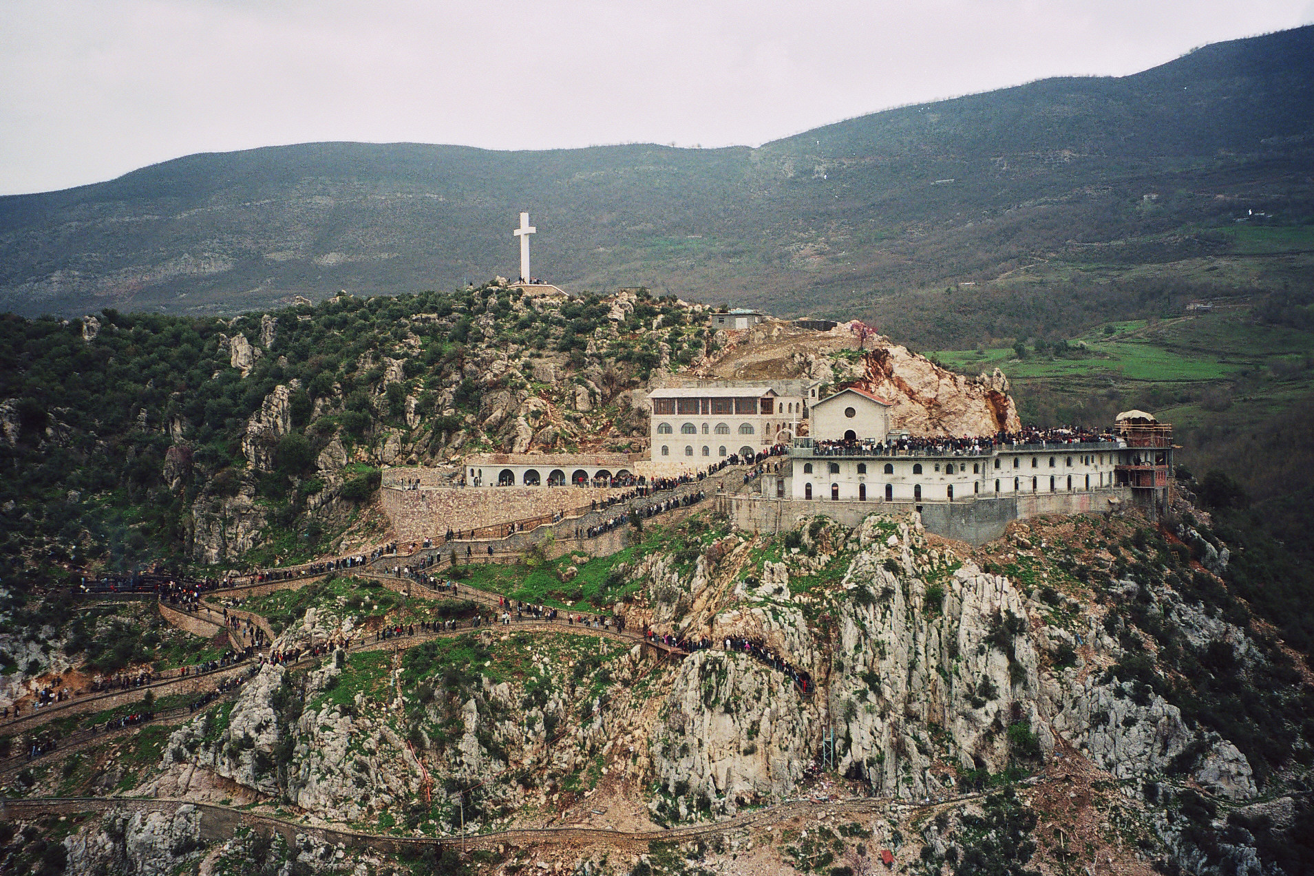 Qindra besimtarë flenë në Kishën e Shna Ndout, historia e 13 të martave