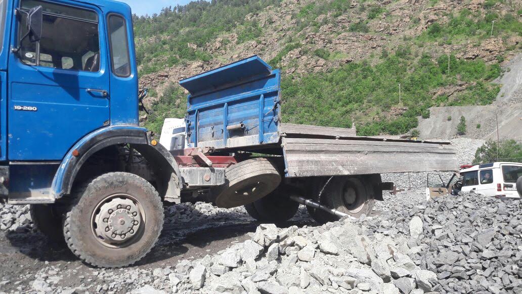 Dëmtohet një shofer në minierën e Bulqizës (FOTO)
