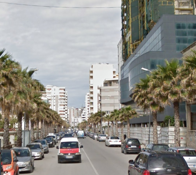 “Benz”-i përplaset me motorin në qendër të Durrësit, dëmtohet i riu