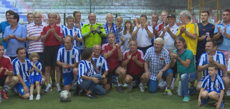 Ish-futbollistët zbresin në fushë për Artur Lekbellon