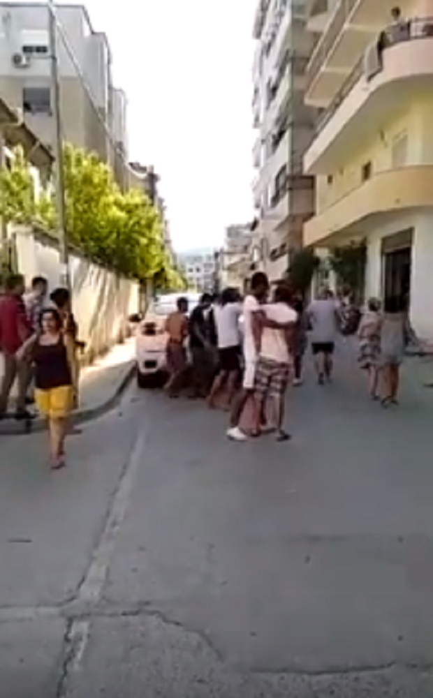 Militantët e PS-së në Durrës pengojnë simpatizantët e LSI-së që shkojnë për të votuar (VIDEO)