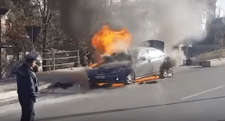 Të riut nga Durrësi i digjet “Benz”-i gjatë ecjes në rrugë