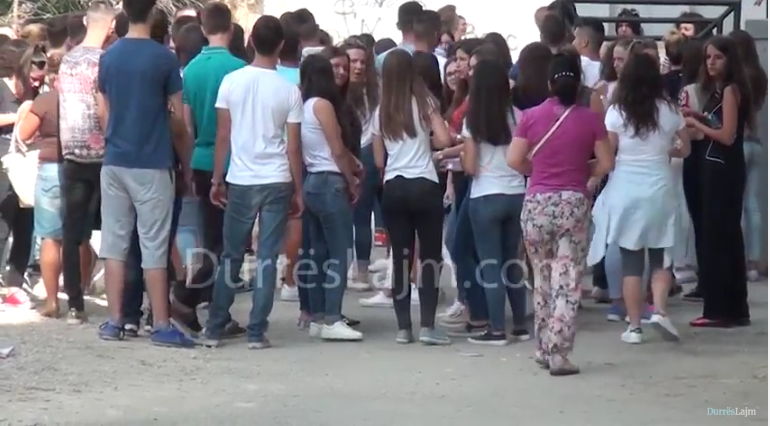 2800 maturantë në Durrës iu nënshtruan provimit të matematikës (VIDEO)