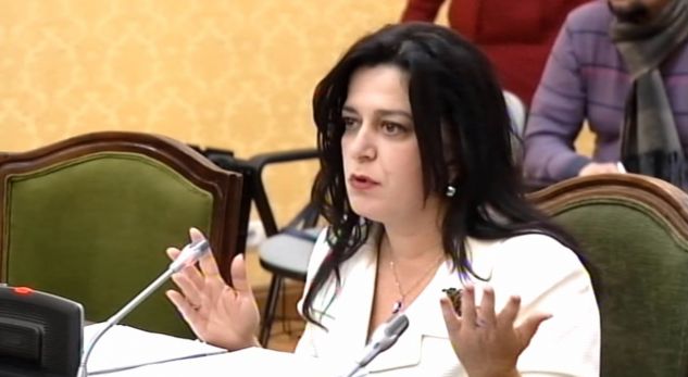 Zv. kryeministrja e PD-së sërish në “aksion” kallëzon penalisht drejtoren e Postës