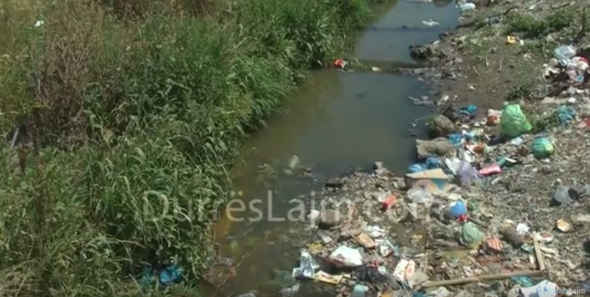 Banorët e ish-Kënetës të harruar mes mbeturinave e kanaleve (VIDEO)