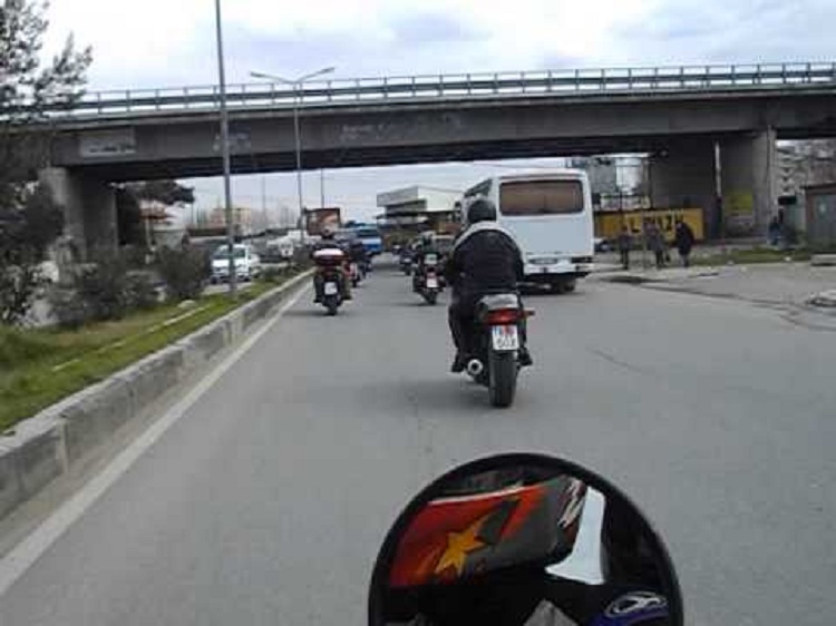 Tapë me motor në Durrës, pranga shijaksit