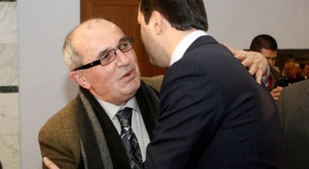 Besnik Mustafaj, Bashës: Nuk ke më të drejtë të hysh në zyrë