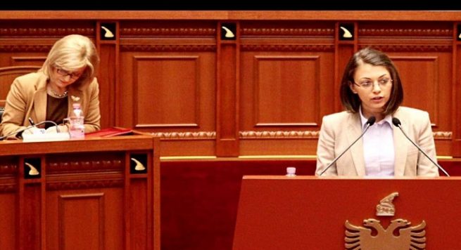 Deputetja e LSI-së i ‘përvishet’ Nikollës: Unë nuk jam “moj vajzë”…