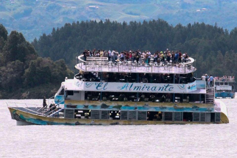 Tragjedi fare pranë bregut, mbytet anija me turistë (VIDEO)