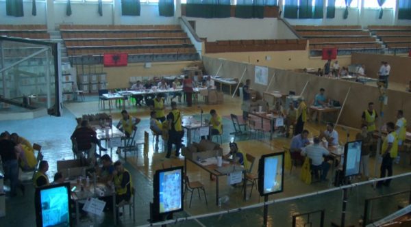 Numërohen 72% e kutive të votimit, PS rënie në mandatet e fituara