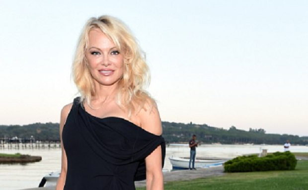 Pamela Anderson në lidhje me futbollistin e njohur? (FOTO)