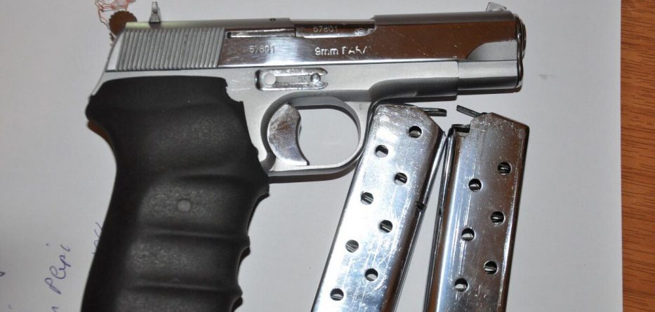 Pranga dy personave që mbanin pistoleta