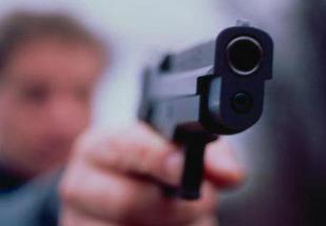 I riu nga Shijaku qëllon me pistoletë në drejtim të një personi