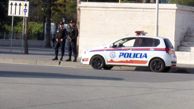 I thyejnë xhamin dhe i vendosin granatë brenda makinës