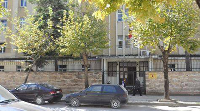 Tentoi ta vrasë duke e shtypur me makinë, hakmerret familja e 23-vjeçarit