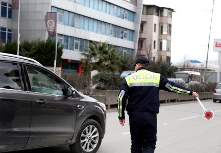 “Jemi të Policisë”/ Pronari i lokalit tregon tmerrin: Si maskat më vunë prangat, donin…