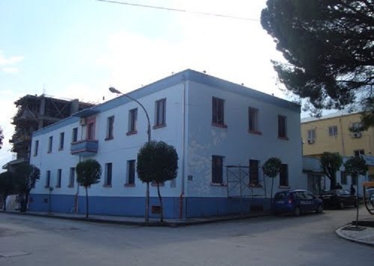 Sherr mes grash, Drejtoresha godet shefen e Financës