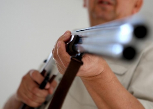 “I ikën truri” nga fëmijët që po luanin në rrugë, qëllon me pushkë drejt tyre