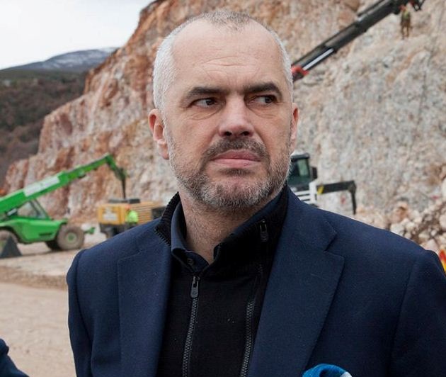 “Gjithë bota heq betonin dhe shton gjelbërim”, Rama ‘flakë për flakë’ me komentuesin