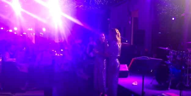 Gjysmë shqip-gjysmë anglisht, urimi i Rita Orës për kushërirën do t’ju drithërojë