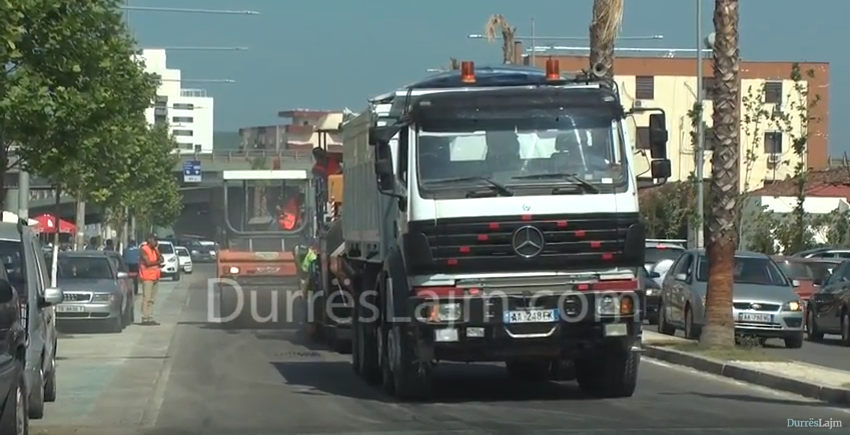 Bashkia e Durrësit detyron firmën: Mbyllni urgjent punimet në rrugën &#8220;Pavarësia&#8221;! (VIDEO)