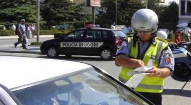 I droguari grushte policit, përplas makinën e policisë rrugore