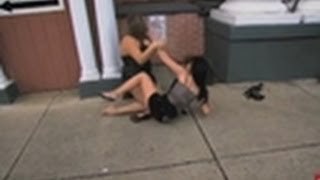 Sherr mes femrave, policia ndërhyn për të ndarë vajzat që po grushtonin njëra-tjetrën