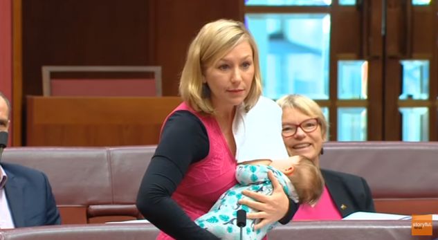 Deputetja ushqen vajzën me gji gjatë fjalimit në Parlament (VIDEO)