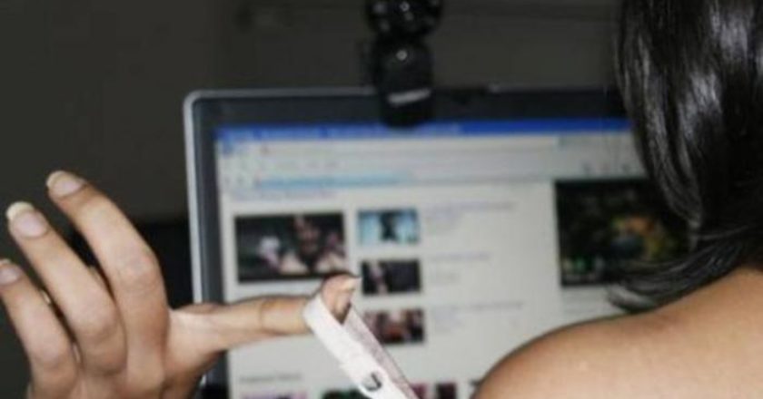 Zbulohet shtëpia e “Seksit online” në Tiranë. Pranga tutores dhe 5 vajzave