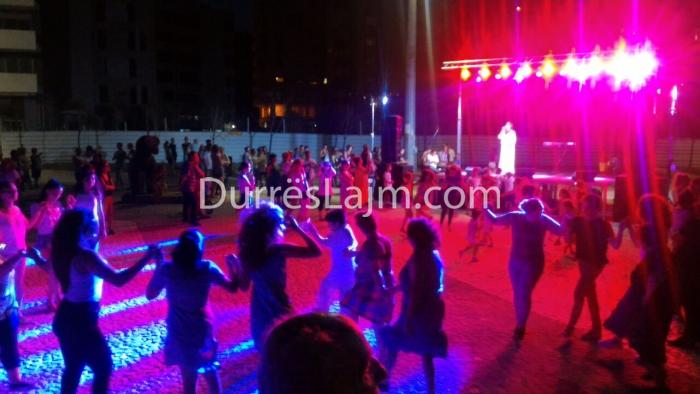 FOTOLAJM/ Durrës, qytetarët ia marrin valles tek Sfinksi